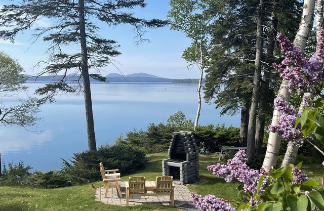 Waterfront, 10 miles to Bar Harbor, AC in master bdrms, private, quiet setting