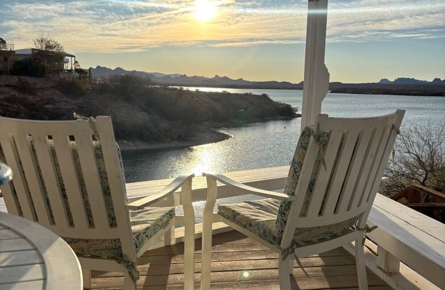 Waterfront 2 Bd/2 Ba Lake Havasu Vacation Rental - The Lakeside Lounge
