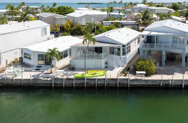 Waterfront 2BR/2BA with 35' Dock, Bikes & Kayaks – Island Breeze Keys Escape