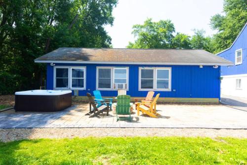 Waterfront 2BR Nautical Cottage on Grass Lake Hot Tub, Firepit, Year Round Fun