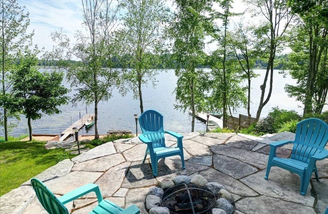 Waterfront 3-Bedroom Cottage with Hot Tub, Fire Pit, Kayaks