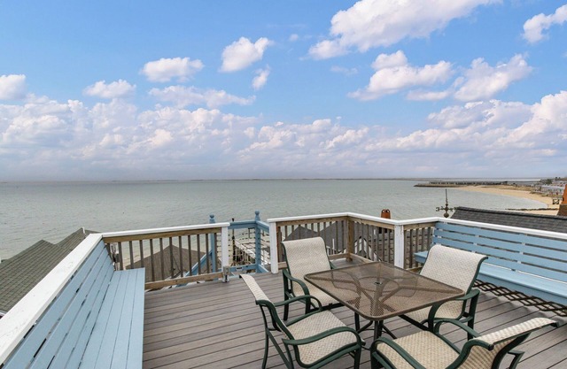 Waterfront 3BR with 3 Exclusive Use Decks and Parking in West End