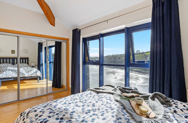 Waterfront apartment with lovely views in Kingsbridge