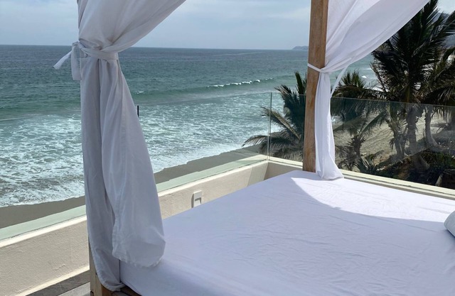 Waterfront apartment on Careyeros beach