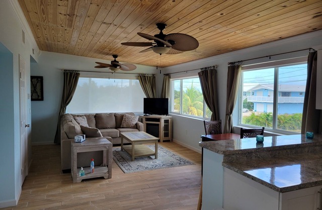 Waterfront, Bayview home with dockage sleeps 8