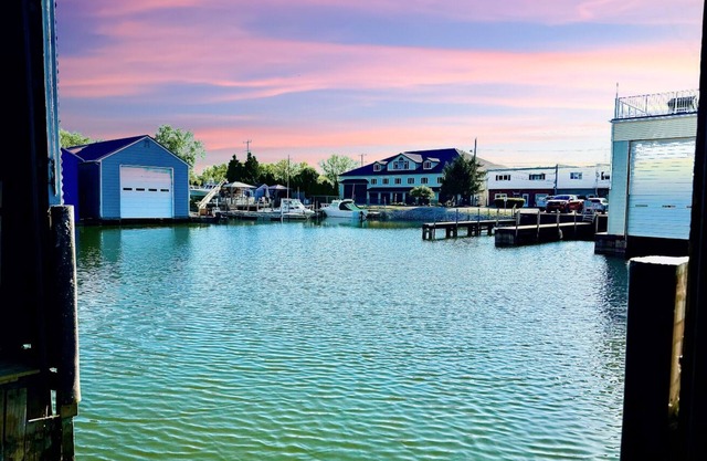 Waterfront Boathouse Getaway 5 Min. Cedar Point!