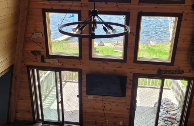 Waterfront Cabin on Beautiful Peavy Lake! Sandy Beach with Crystal Clear Waters!