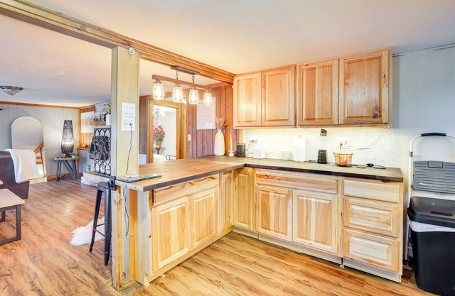 Waterfront Cabin: Tranquil Setting in Mozier!