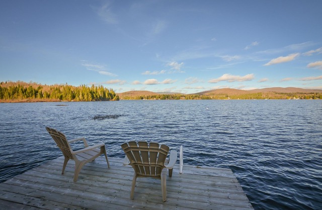 Waterfront Chalet 3b+1b Ski+Spa+Fireplace+Wifi near Mont-Tremblant !