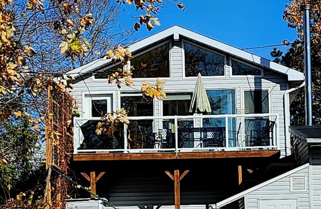 Waterfront Comfy Guesthouse, Prince Edward County