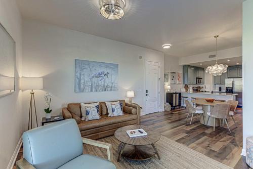 Waterfront Condo for 4 with Resort Pool & Lake View