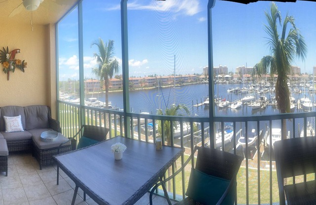 Waterfront Condo-Sleeps 6. Burnt Store Marina. Pool, Golf, boating, and more.