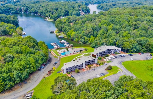 Waterfront condo with lake-view deck, tennis court & pool - dog-friendly