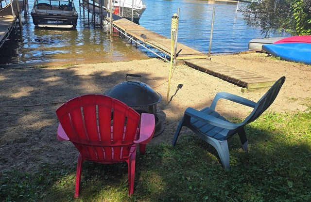 Waterfront Cottage on Lake Minnetonka - King Studio Walk-out, lower unit