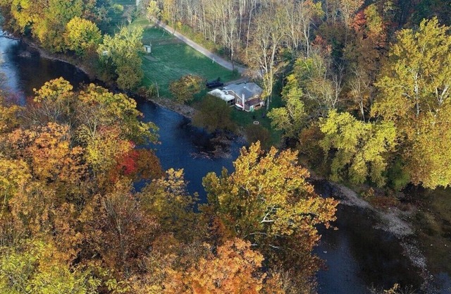 Waterfront cottage on corner lot w/hot tub, & fire pit. Pet friendly.
