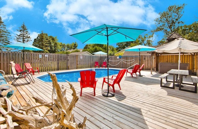 Waterfront Cottage with pool, hot tub & Fire Pit