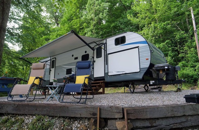 Waterfront, cozy 2-bedroom camper on Rough River Lake
