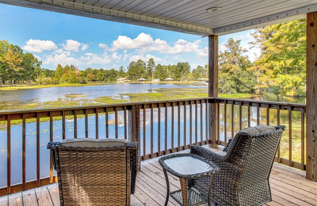 Waterfront Deck! Couple’s Retreat on Point A Lake