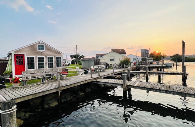 Waterfront East Matunuck Cottage!