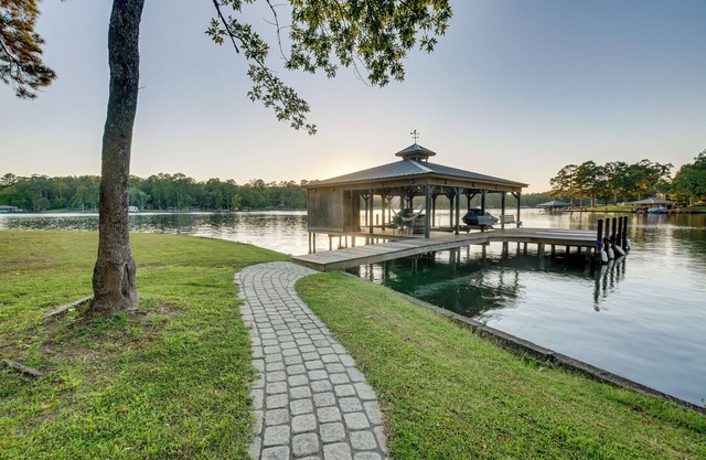 Waterfront Escape w/Hot tub & Dock in Eatonton!