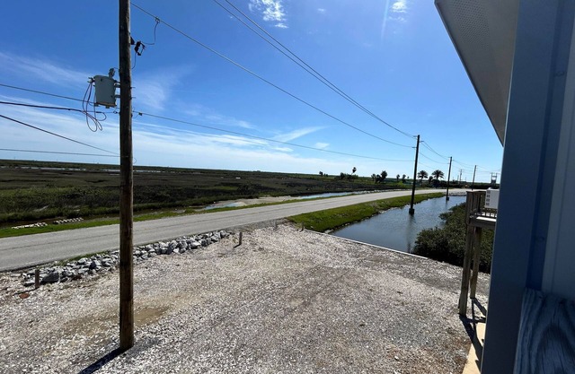 Waterfront Fun is Waterfront in Grand Isle w/boat access