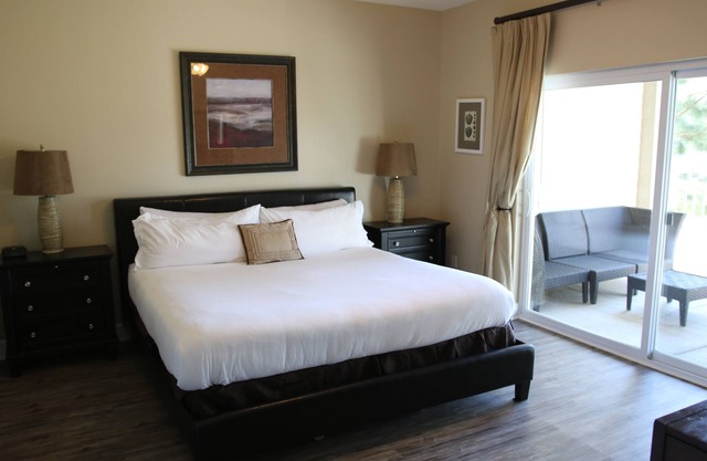 Waterfront - great fishing, peaceful & quiet, yet close to Tanger Outlets & OWA