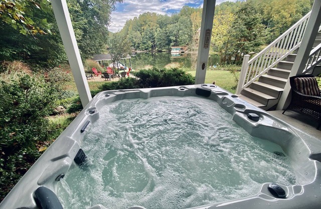 WATERFRONT HOT TUB, FIRE PIT, THEATER/GAMEROOM, WIFI, KAYAKS, MULTI FAMILY