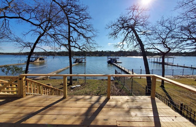 Waterfront Lake Cottage, Spacious Outdoor Deck! 🐕 🐶 BBQ grill and Firepit!