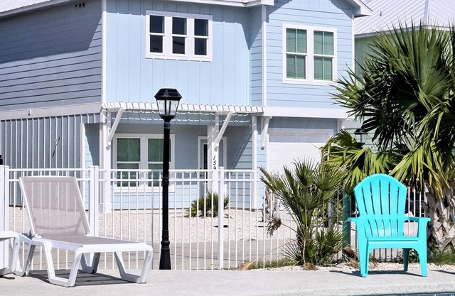 Waterfront! Location! Hot Tub, Arcade, Pool, Walk to Everything in Fulton