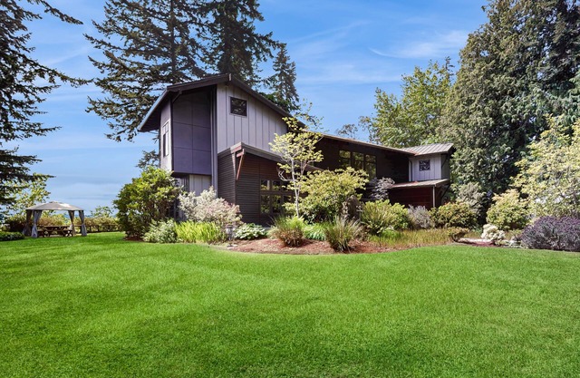 Waterfront luxury home with quick access to Seattle by Ferry