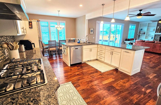 Waterfront luxury retreat in Sandy point - Private dock - Steps from the beach