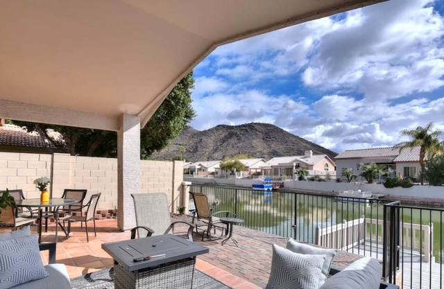 Waterfront Modern Retreat W/Mountain Views, Hot Tub, Gigablast Internet, NetFlix & More!