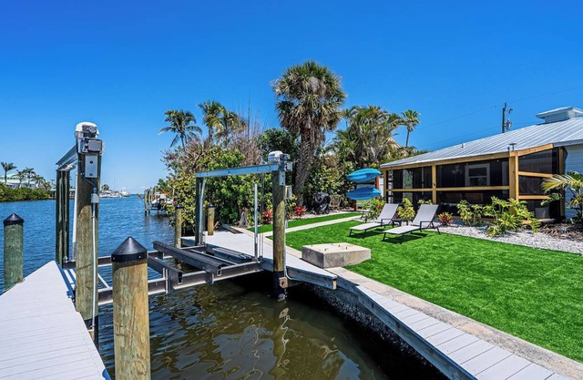 Waterfront Oasis with Boat Lift & Hot Tub in Bokeelia