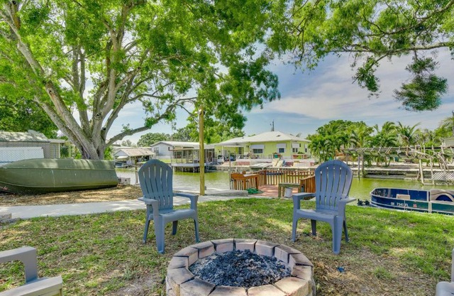 Waterfront Okeechobee Getaway with Backyard Dock!