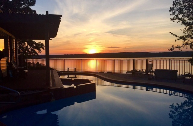 Waterfront: Panoramic Views/Pickleball coming soon/Hot Tub/Pool/Sleeps 16