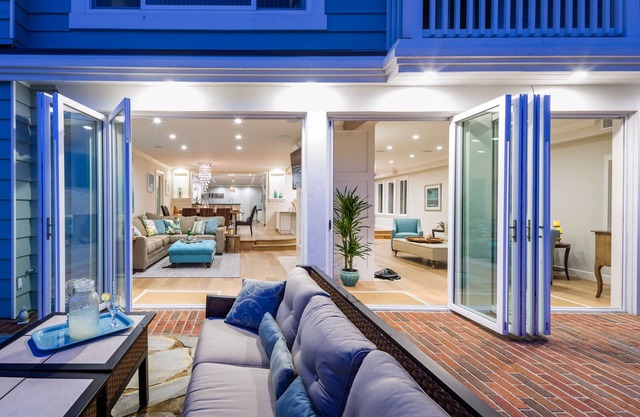 Waterfront, Remodeled 5 Bedrm ,Private Dock,Walk to Beach