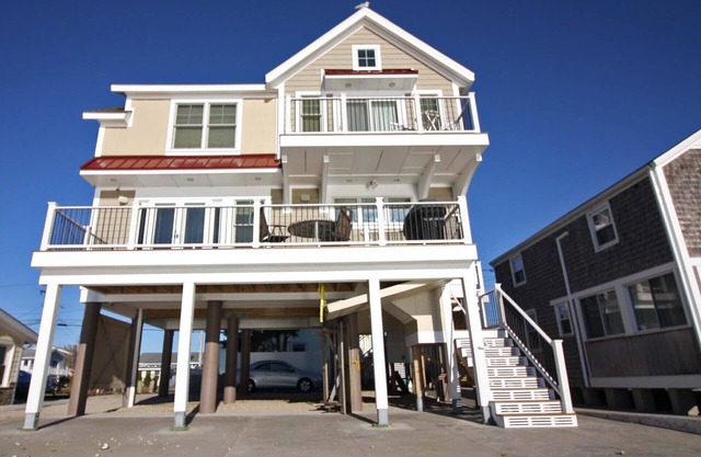 Waterfront Retreat overlooking Long Island Sound w/gorgeous sunrises & sunsets!