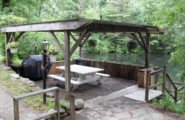 Waterfront Retreat on Mini "Golden Pond" 10 Miles Lake George
