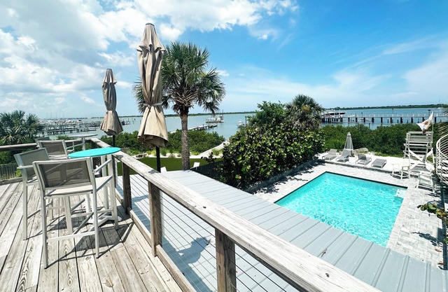 Waterfront Retreat, Heated Pool & Rooftop Deck - 2 Bed, Kitchen, Great Location
