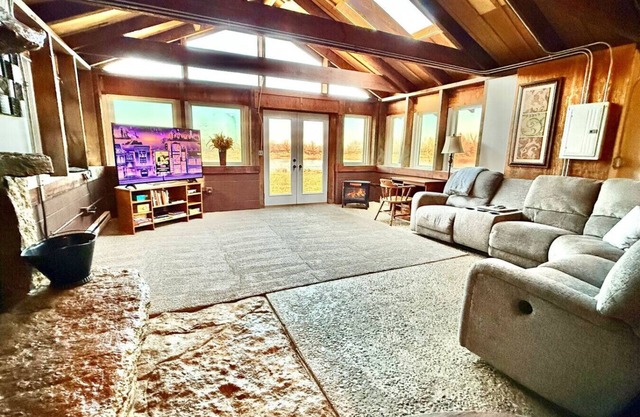 Waterfront Rock Shower Suite w/Sunset View Room!