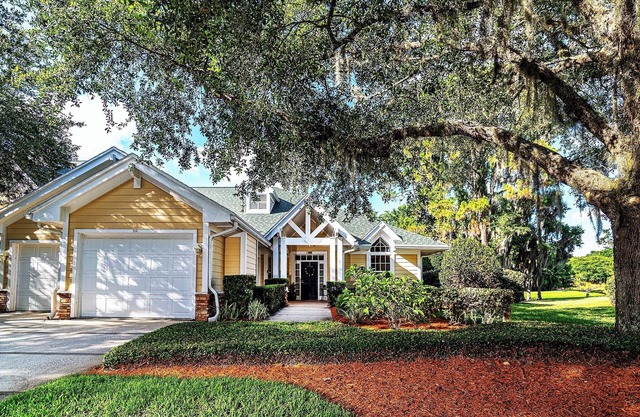 Waterfront-screened lanai-BBQ - sleeps 7 - community pool & hot tub!
