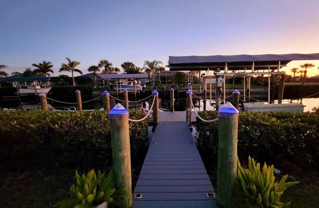 Waterfront Serenity: Private Pool & Dock: 3br/2ba