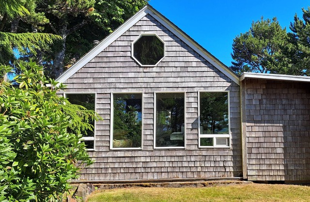 Waterfront studio cottage...just steps to the sandy shoreline of the Siletz Bay