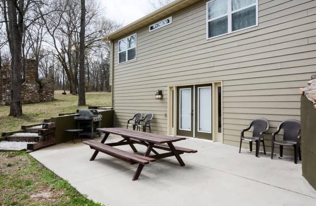 Waterfront vacation home with kitchen and balcony