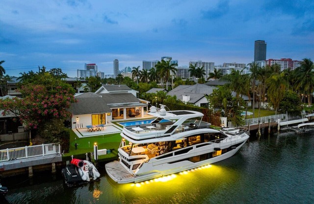 Waterfront Villa Sauna, Pool & Mini Golf