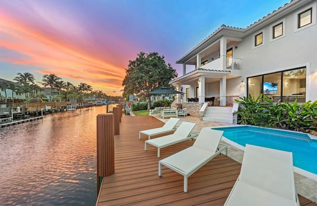 Waterfront Villa in Hollywood! Heated Pool and Game room