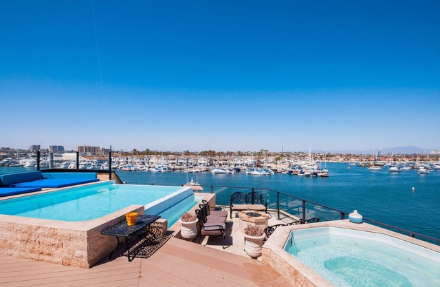 Waterfront Villa W/Rooftop pool, hot tub. Amazing 360 degree bay & beach views