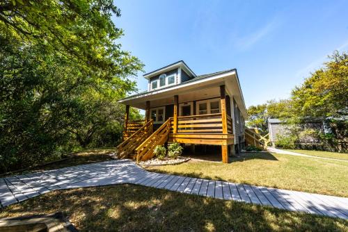Watermen's Hideout - Waterfront 2-Bedroom, 1-Bathroom Cottage with a Hot tub and Waterfront Deck