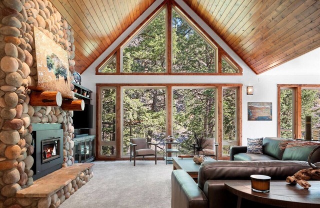 * * *Waters Edge Lodge* * *