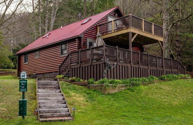 Waters Edge Lakefront Cabin-Lake Nantahala w Dock